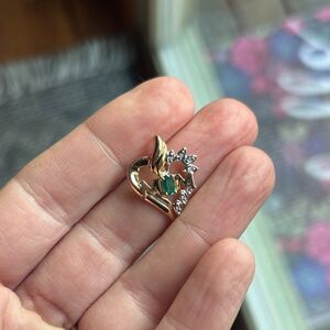 Elegant 10K Gold and Emerald Heart MOM Pendant